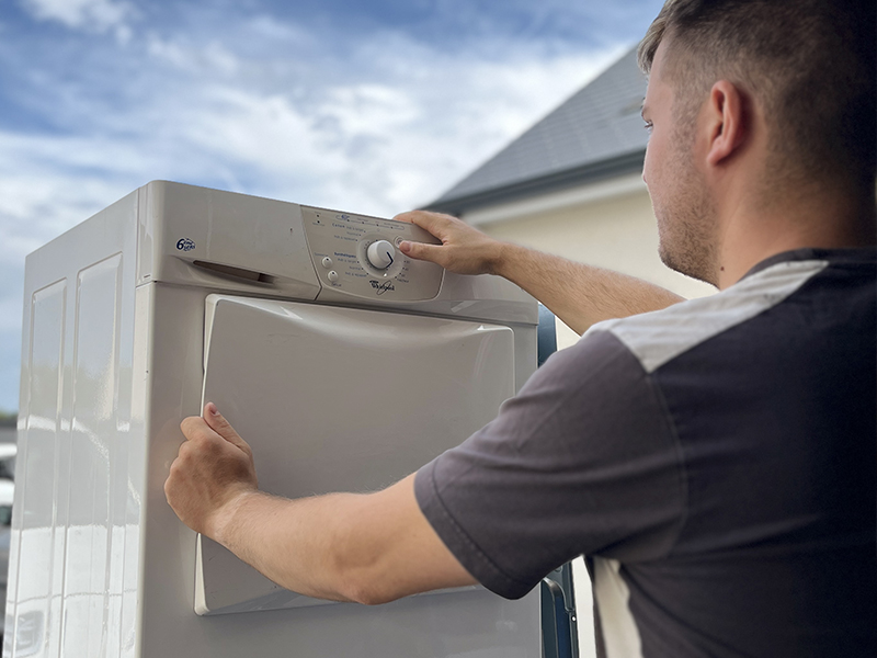 Gam'NT Services: Romain, technicien qui test les appareils