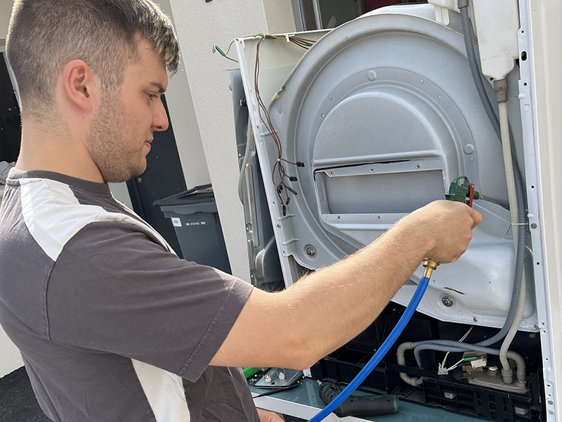 Gam'NT Services: Romain, technicien qui nettoie les appareils