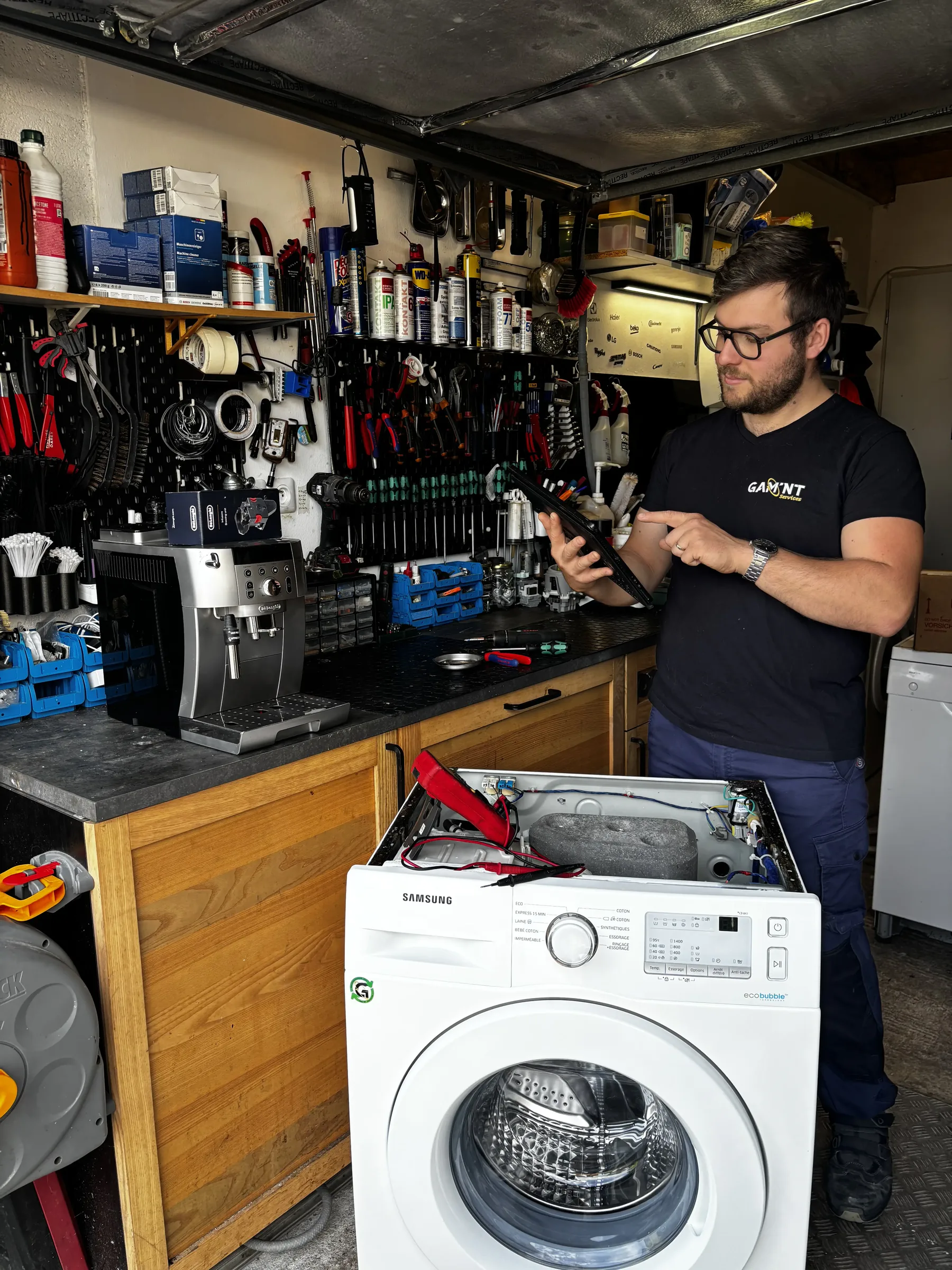 Romain, réparateur Gam'NT Services, dans son atelier